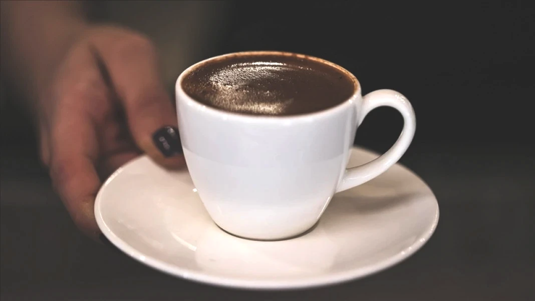 yillardir-yanlis-yapiyormusuz-bol-kopuklu-kahvenin-sirri-ne-seker-ne-de-kisik-ates-iste-usta-baristalarin-o-yontemi-1.jpg